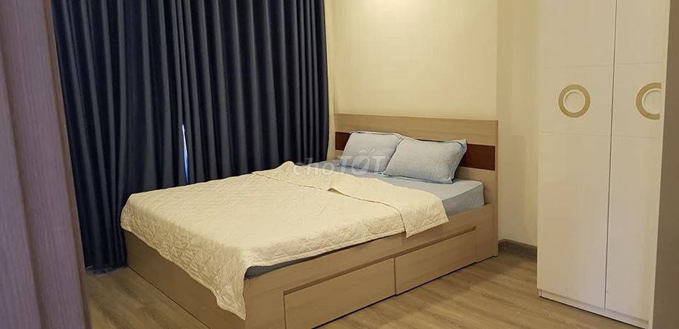 Three bedrooms five minutes to District 1, port, balcony, quiet.