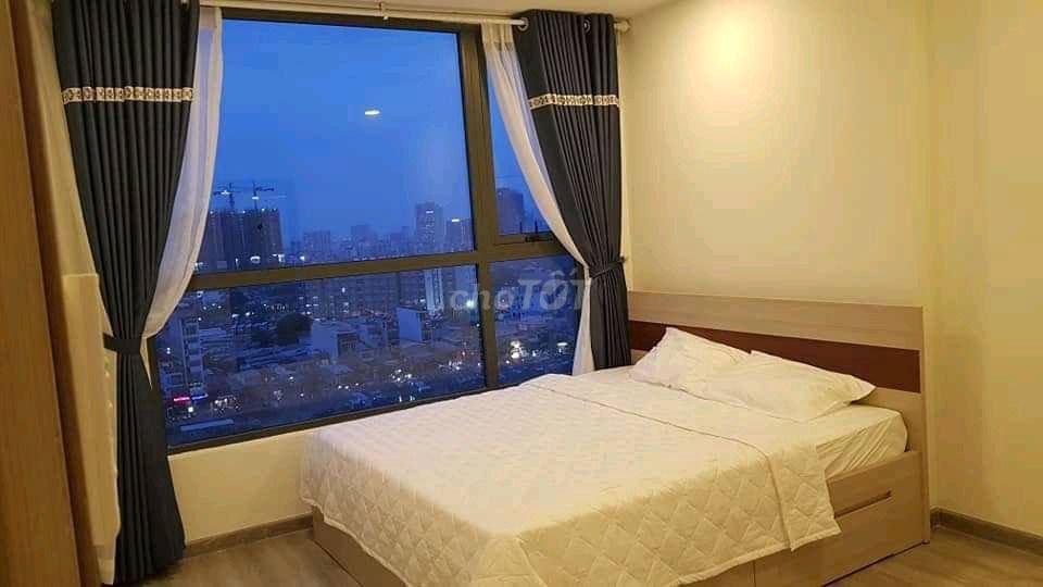 Three bedrooms five minutes to District 1, port, balcony, quiet.
