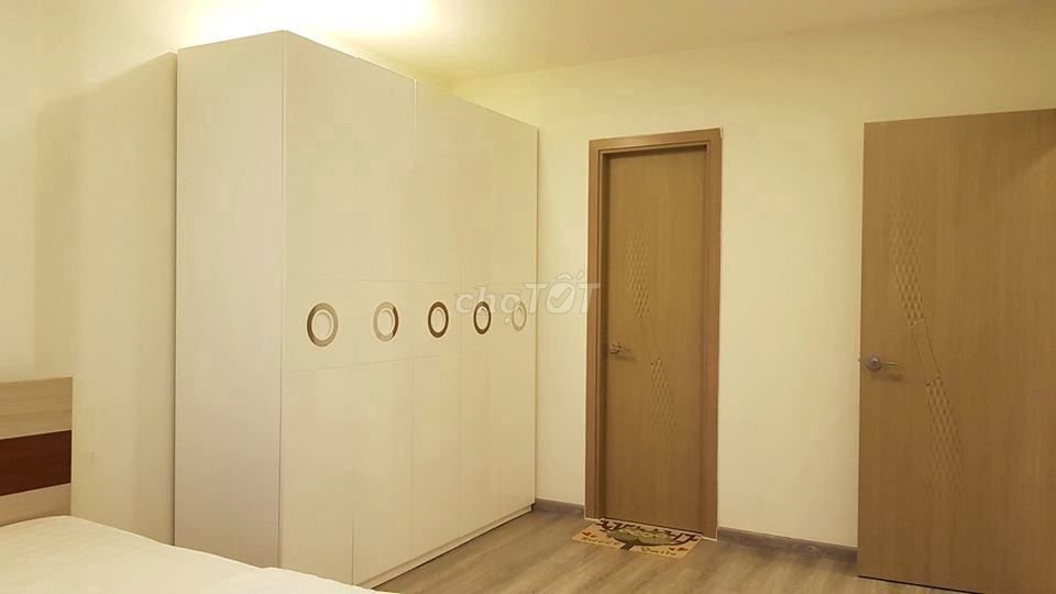 Three bedrooms five minutes to District 1, port, balcony, quiet.