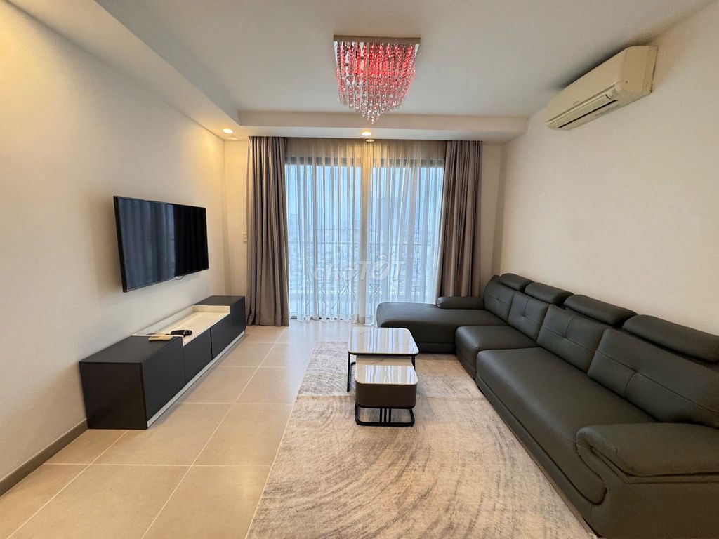 Three bedrooms, three toilets, two balconys, VVop The Gold View, high-end interiors, right now.