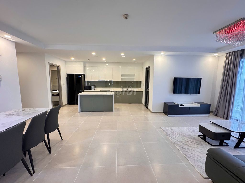Three bedrooms, three toilets, two balconys, VVop The Gold View, high-end interiors, right now.