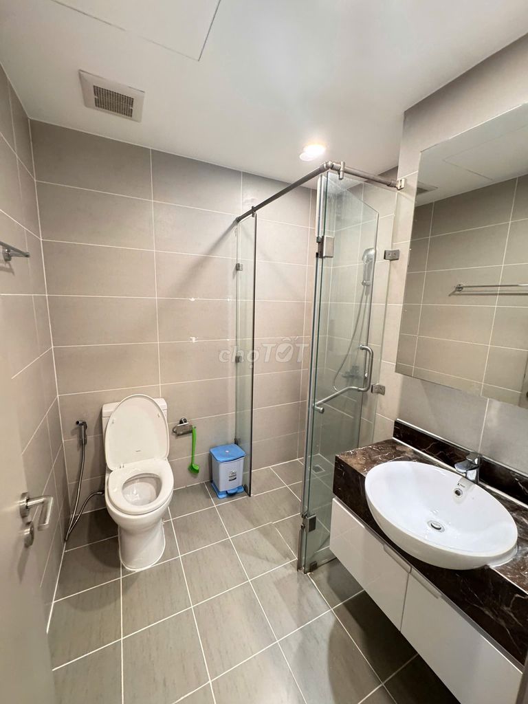 Three bedrooms, three toilets, two balconys, VVop The Gold View, high-end interiors, right now.