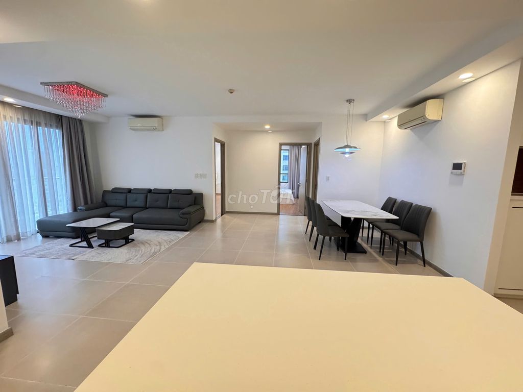 Three bedrooms, three toilets, two balconys, VVop The Gold View, high-end interiors, right now.