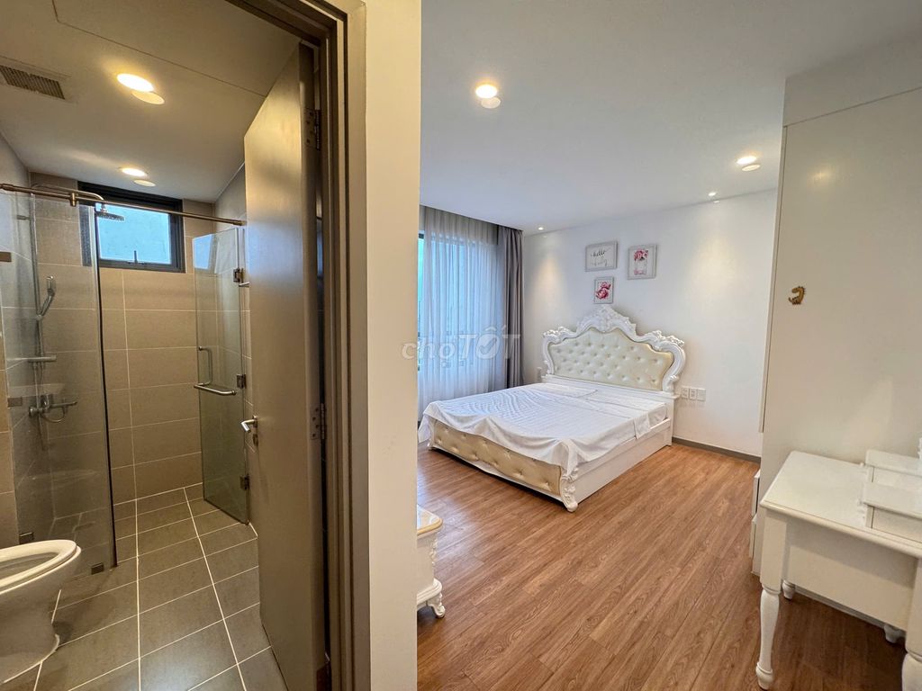 Three bedrooms, three toilets, two balconys, VVop The Gold View, high-end interiors, right now.
