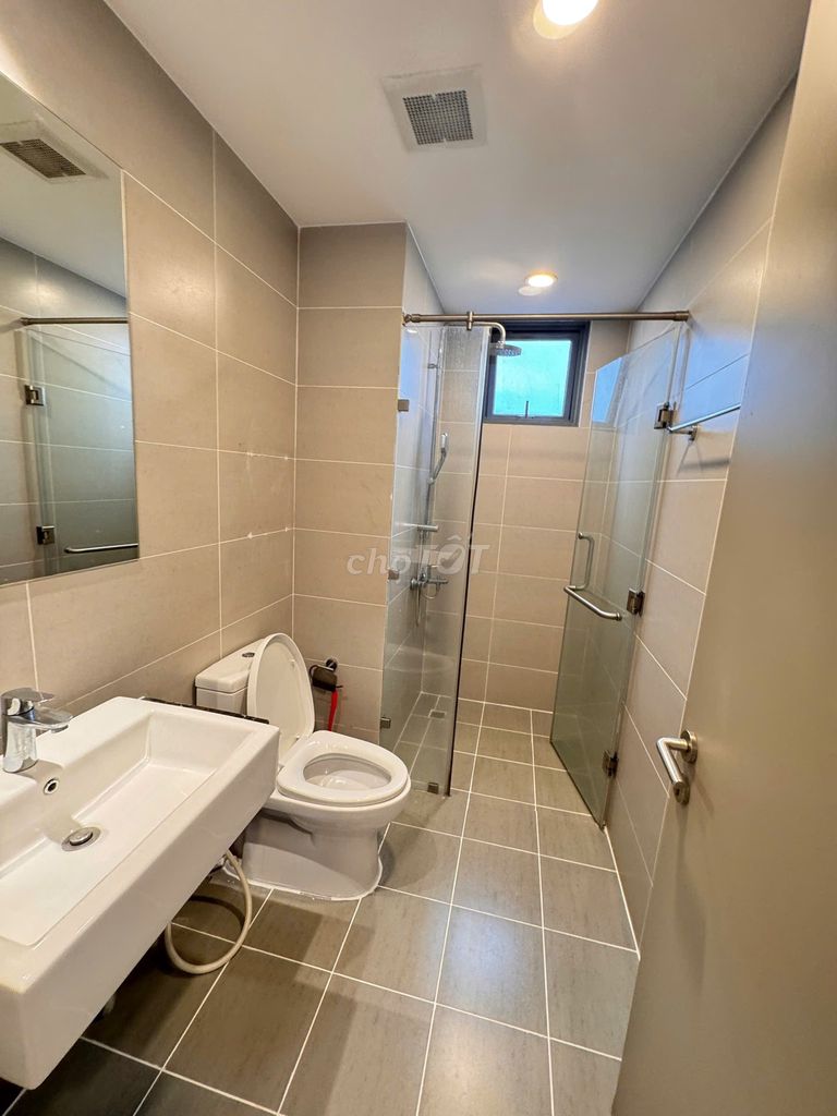 Three bedrooms, three toilets, two balconys, VVop The Gold View, high-end interiors, right now.