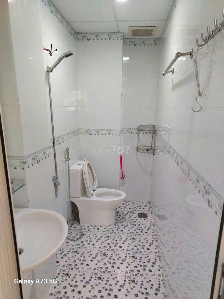 Rent the room with the balcony 35 M2, District 2 diamond island.