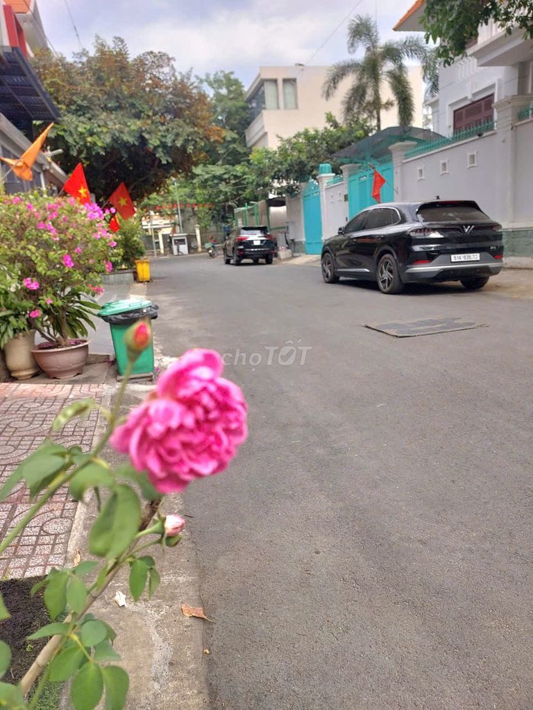 Rent the room with the balcony 35 M2, District 2 diamond island.