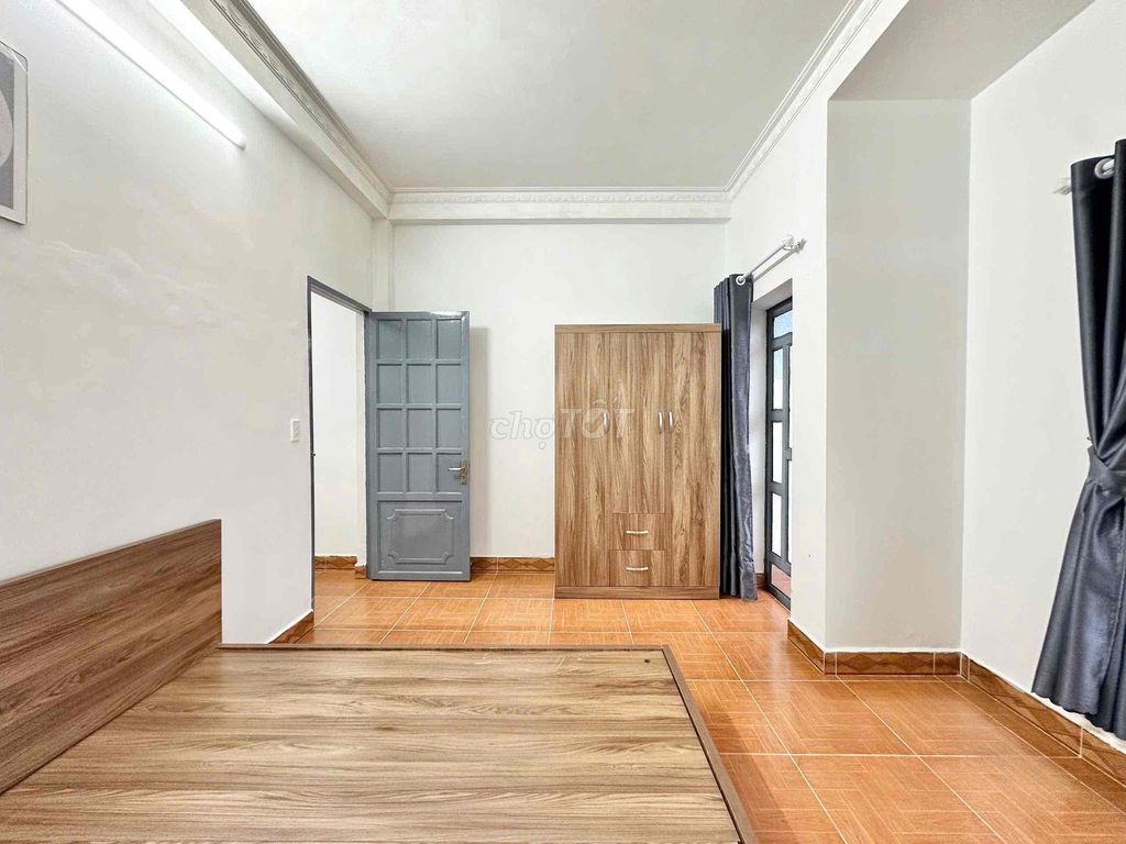 A full-salt balcony bedroom right around the corner.