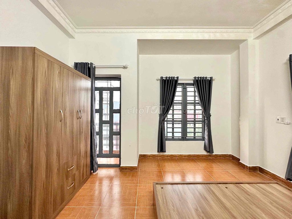 A full-salt balcony bedroom right around the corner.