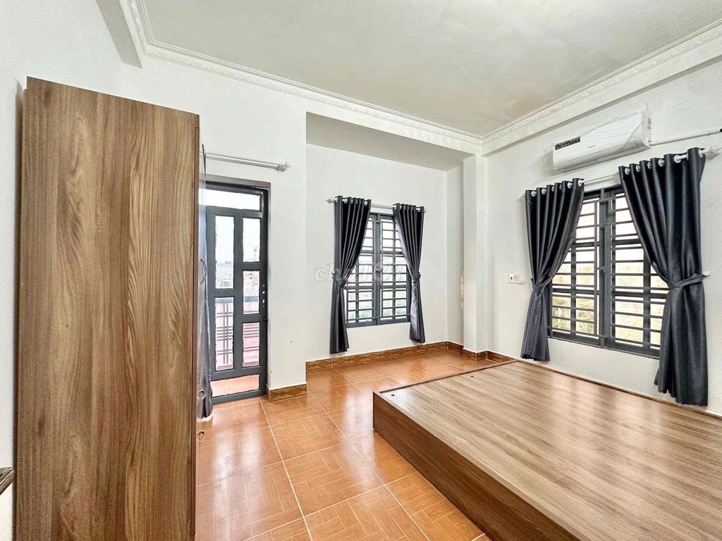A full-salt balcony bedroom right around the corner.