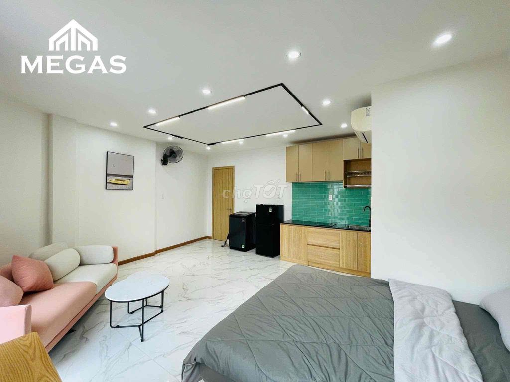 The balcony studio is 40 M2 -- just Phan Xích Long, the wet neighborhood.