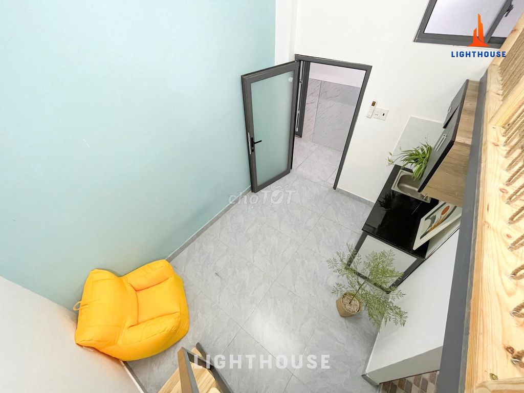 Open air, elevator - it's Quang Trung - it's near the pink drug.