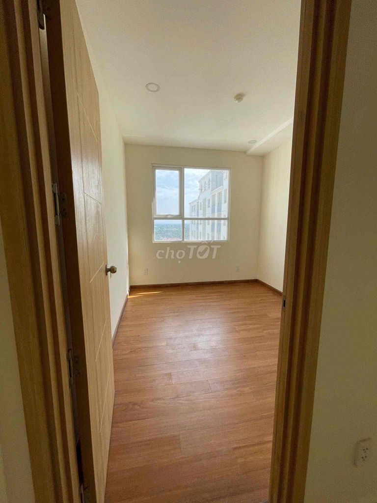 Rent three bedrooms. Two empty toilets in the second place. Dream Home.