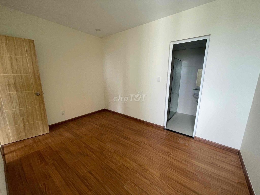 Rent three bedrooms. Two empty toilets in the second place. Dream Home.