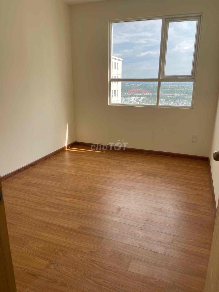 Rent three bedrooms. Two empty toilets in the second place. Dream Home.
