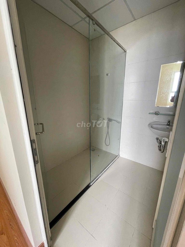 Rent three bedrooms. Two empty toilets in the second place. Dream Home.