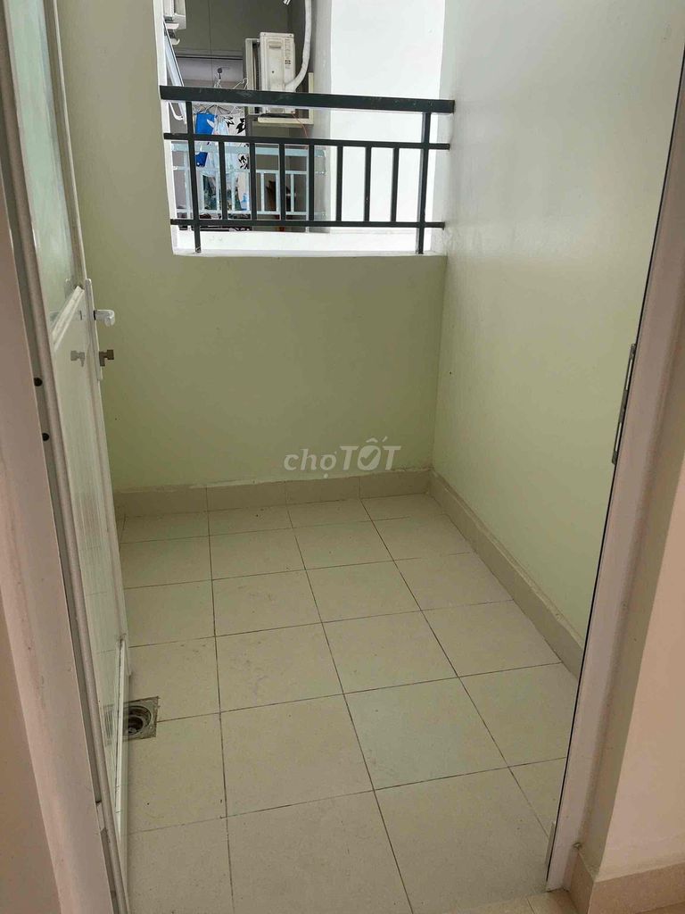 Rent three bedrooms. Two empty toilets in the second place. Dream Home.