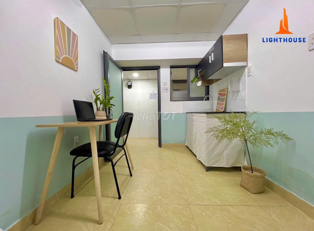 The studio is full of furniture, and the machine is Quang Trung - near the pink drug team.
