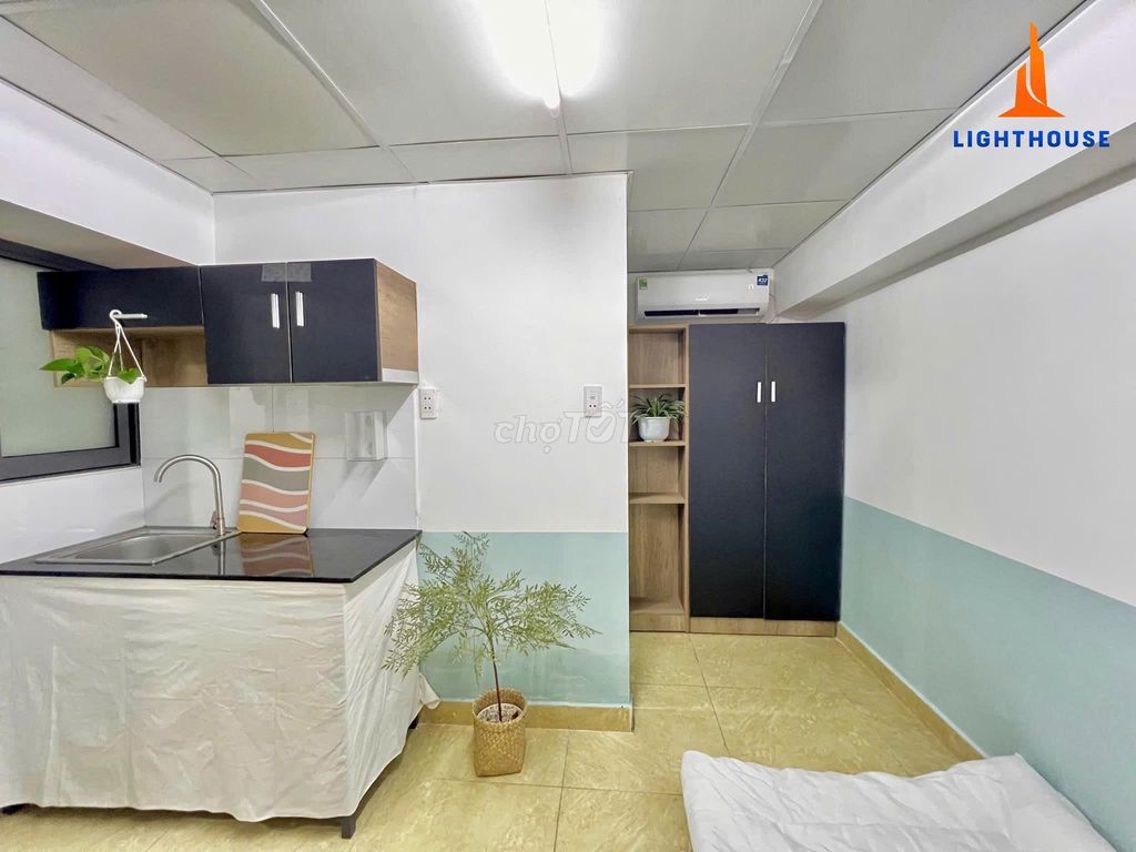 The studio is full of furniture, and the machine is Quang Trung - near the pink drug team.