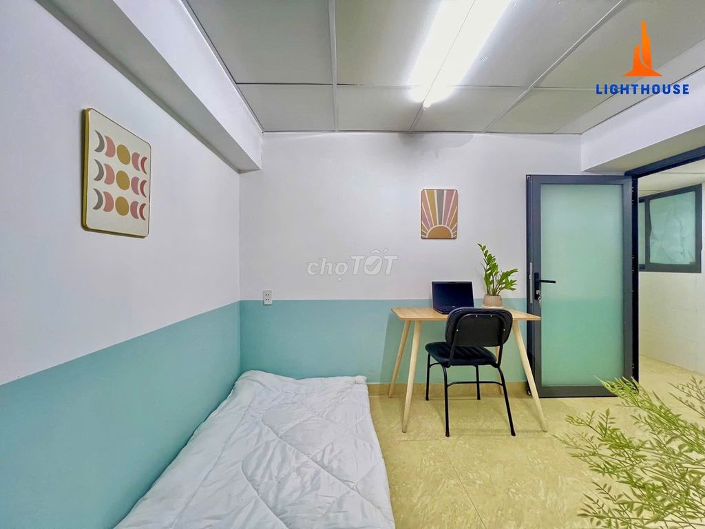 The studio is full of furniture, and the machine is Quang Trung - near the pink drug team.