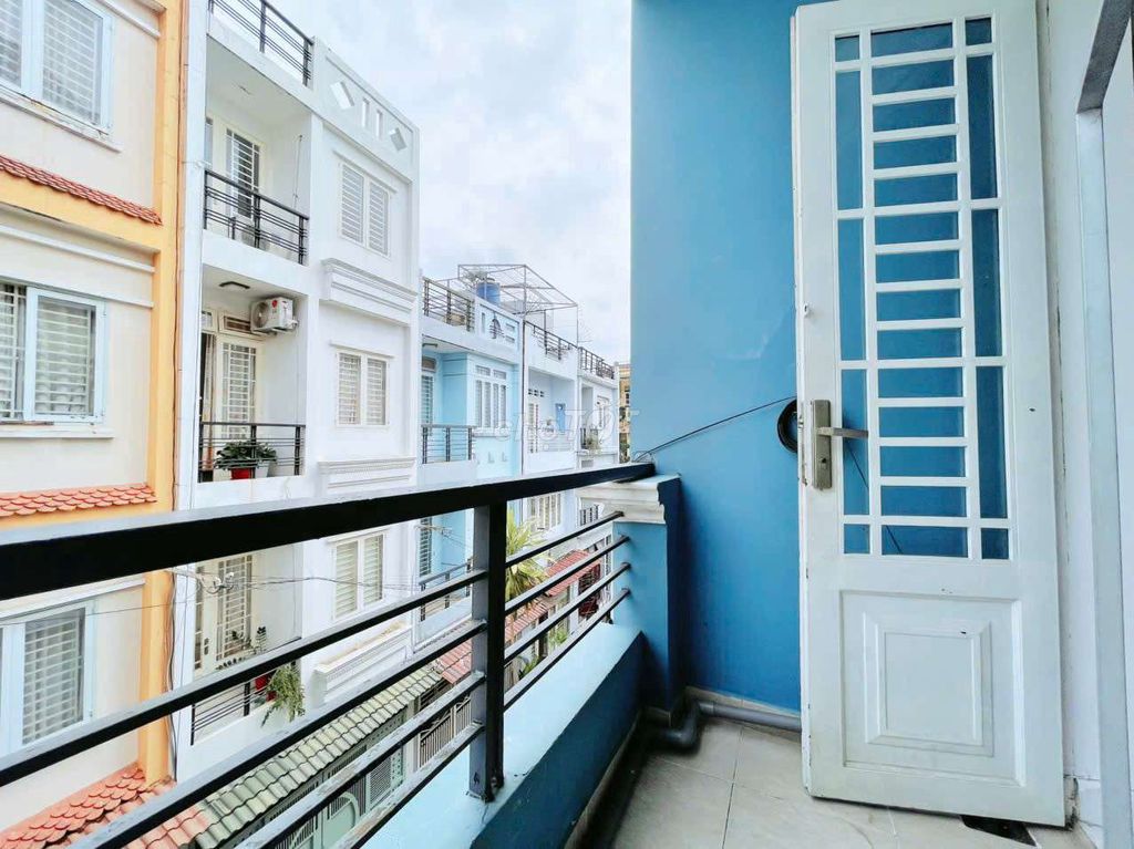 Rent a two-size balconies at the back of the University of Cs3.