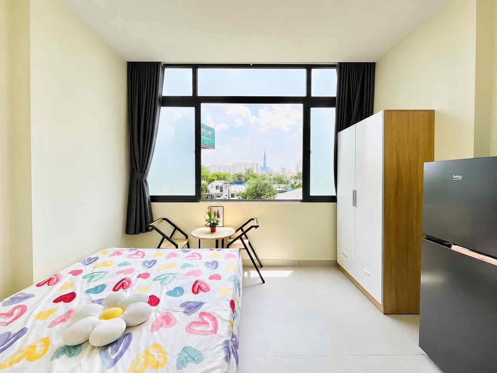 Rent the District Service apartment. Two large windows. View Land Mark through Sala only 5 p.