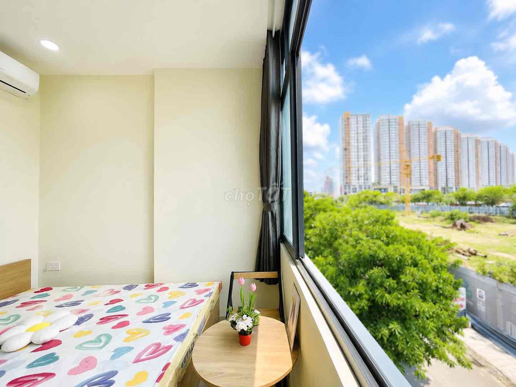 Rent the District Service apartment. Two large windows. View Land Mark through Sala only 5 p.