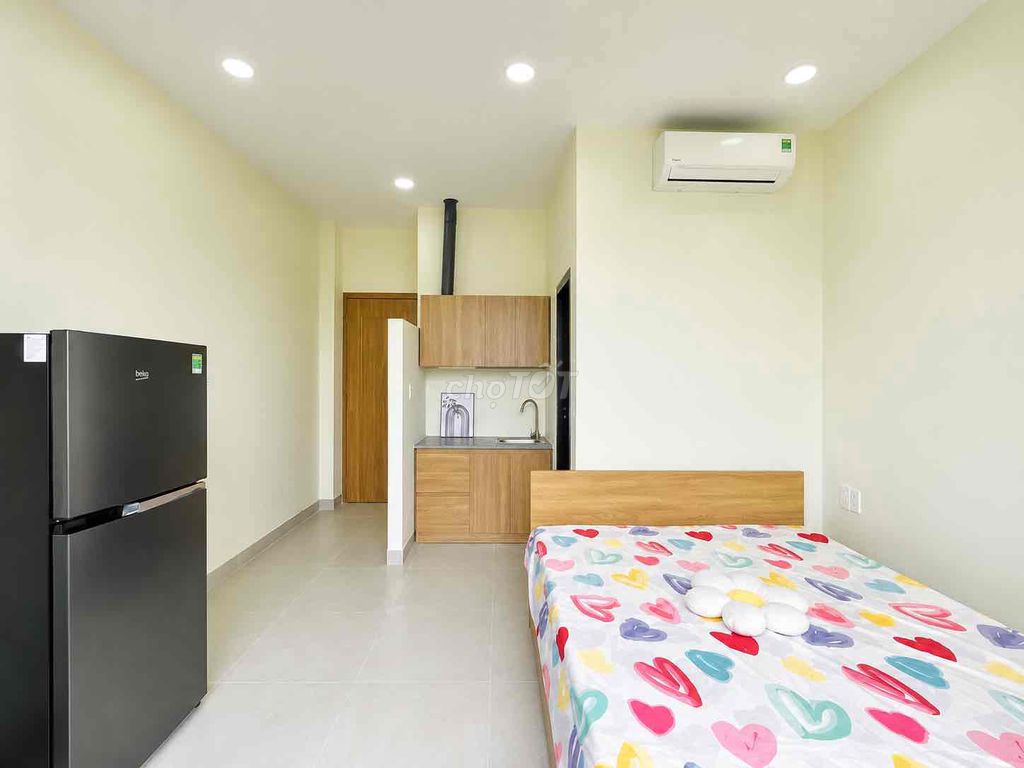 Rent the District Service apartment. Two large windows. View Land Mark through Sala only 5 p.