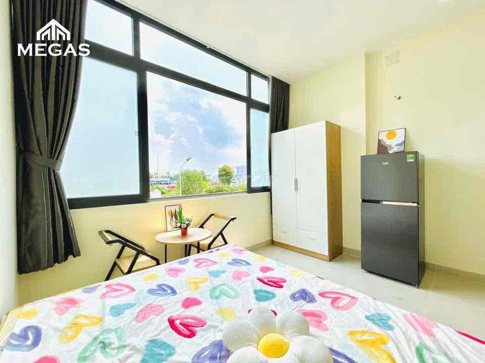 Rent the District Service apartment. Two large windows. View Land Mark through Sala only 5 p.