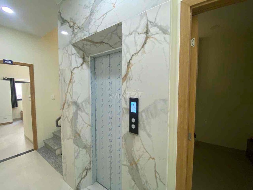 Rent the District Service apartment. Two large windows. View Land Mark through Sala only 5 p.