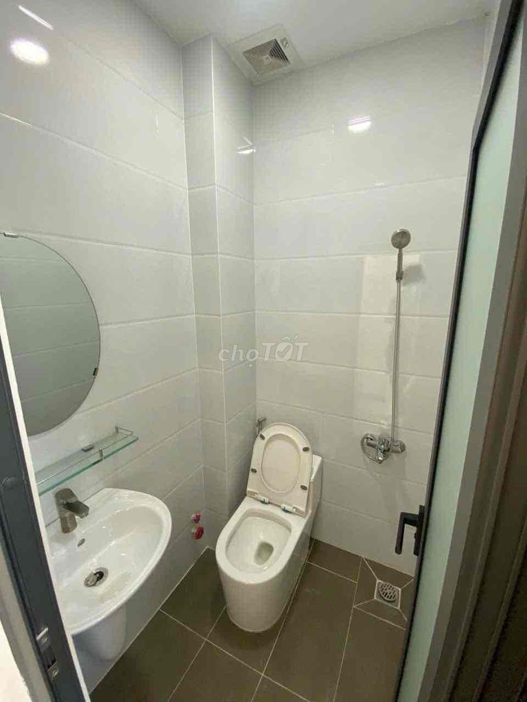 Rent the District Service apartment. Two large windows. View Land Mark through Sala only 5 p.