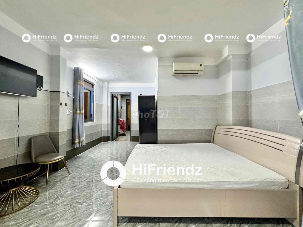 The studio 50 square meters of balconies full of rich megatons