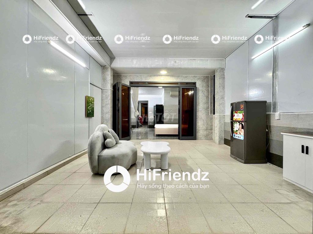 The studio 50 square meters of balconies full of rich megatons