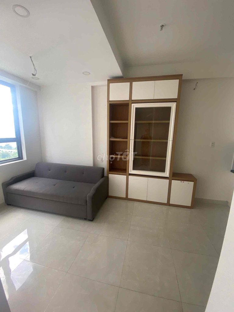 Two bedrooms. Two toilets. Six million, six, five million, air conditioning.