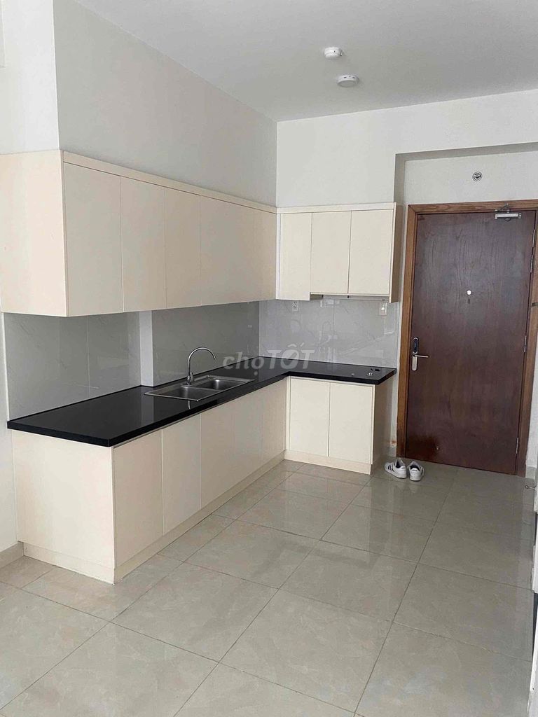 Two bedrooms. Two toilets. Six million, six, five million, air conditioning.