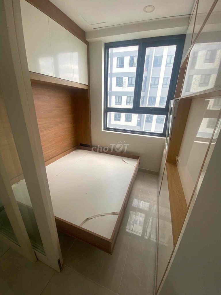 Two bedrooms. Two toilets. Six million, six, five million, air conditioning.