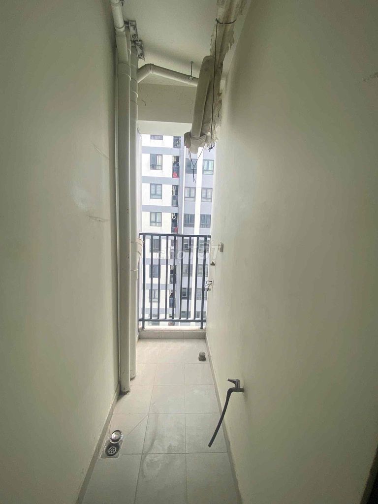 Two bedrooms. Two toilets. Six million, six, five million, air conditioning.