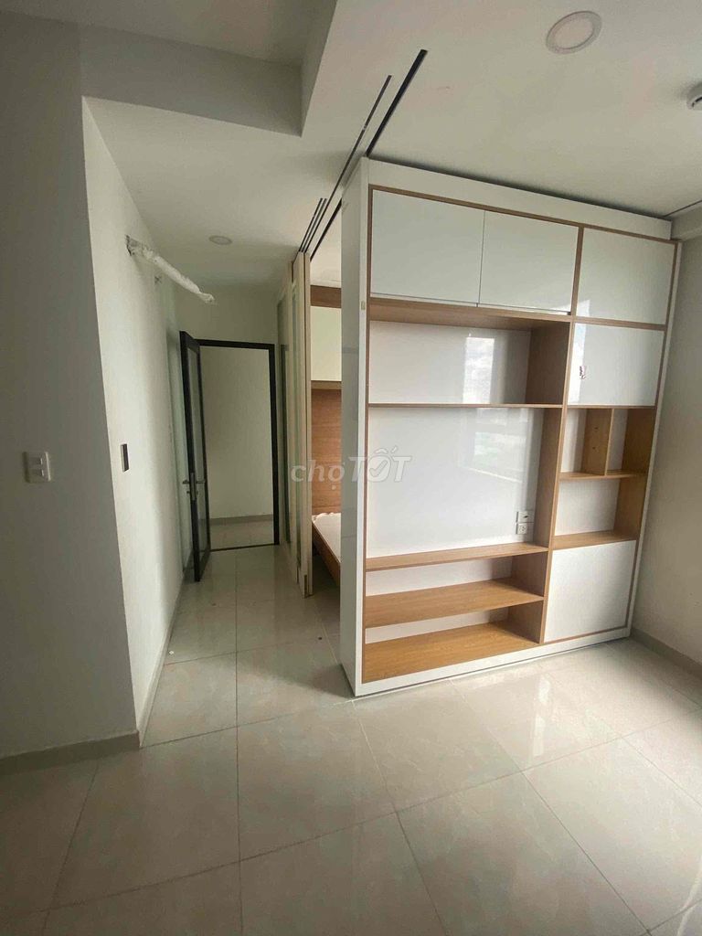 Two bedrooms. Two toilets. Six million, six, five million, air conditioning.