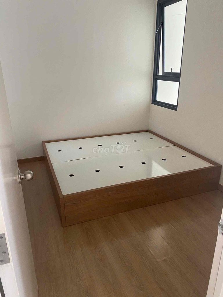 Two bedrooms. Two toilets. Six million, six, five million, air conditioning.