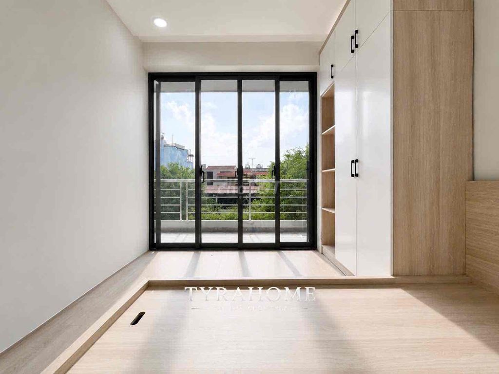 Renting the Guardian as a bedroom - Bancony - Full interior, washing machine.