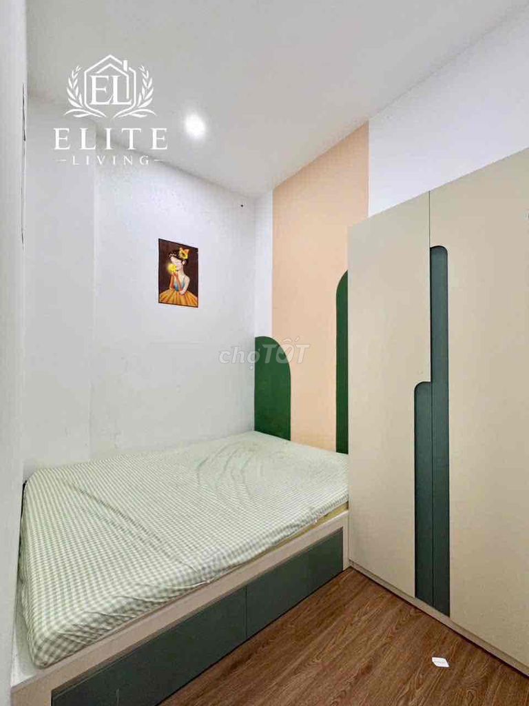 The 2nd Guardian of the Biological Sleep Room points to the universities.