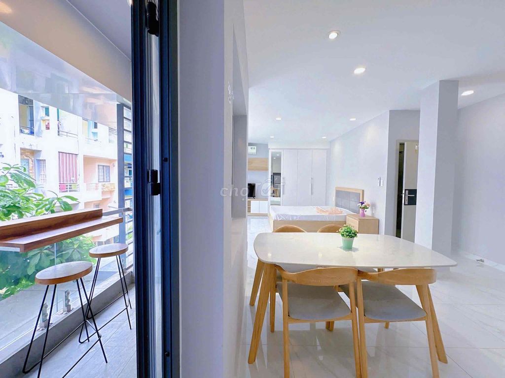 dv-full interior one-studio balcony-tangled Chu Văn An