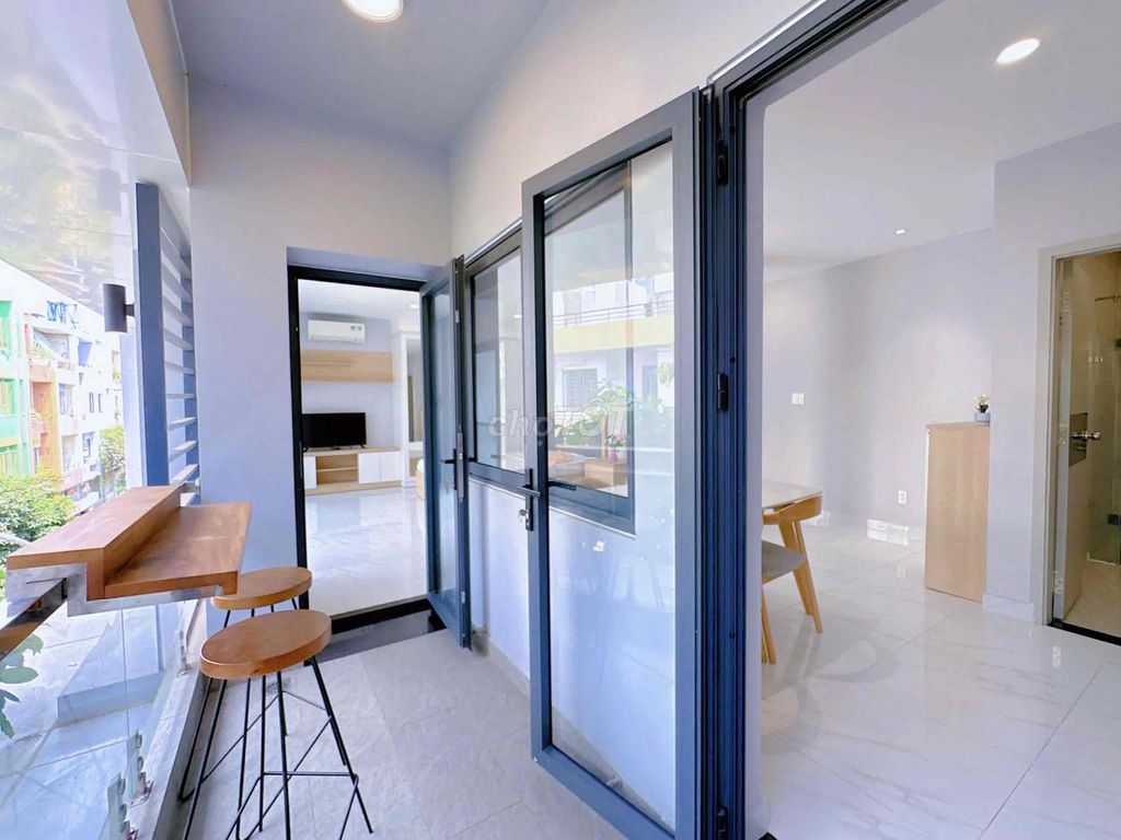 dv-full interior one-studio balcony-tangled Chu Văn An
