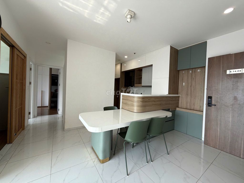 D'lusso 2 bedrooms 13 million dollars full of furniture, with heat caps and helmets.
