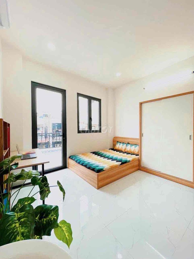 A free balcony studio in the neighborhood.