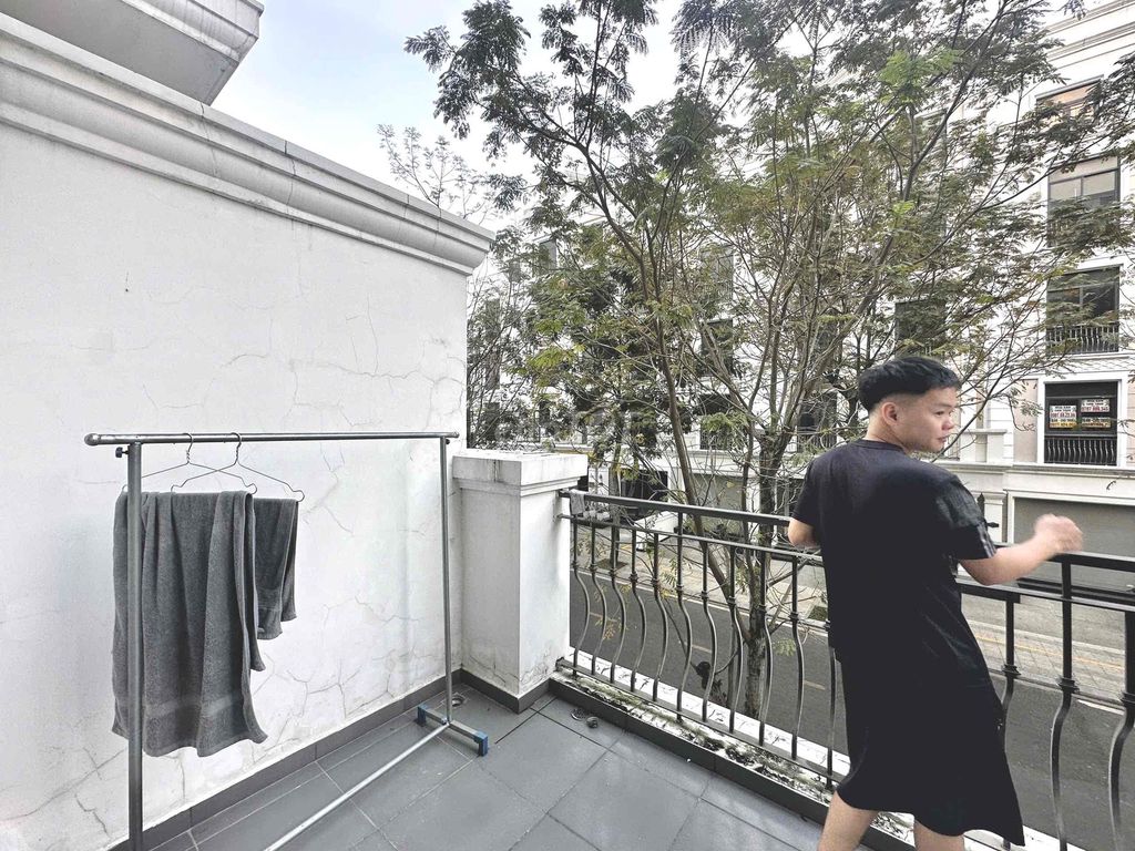 A free balcony studio in the neighborhood.