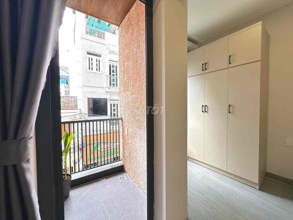 Clear a full-on studio with balconies near District 12 hospital.