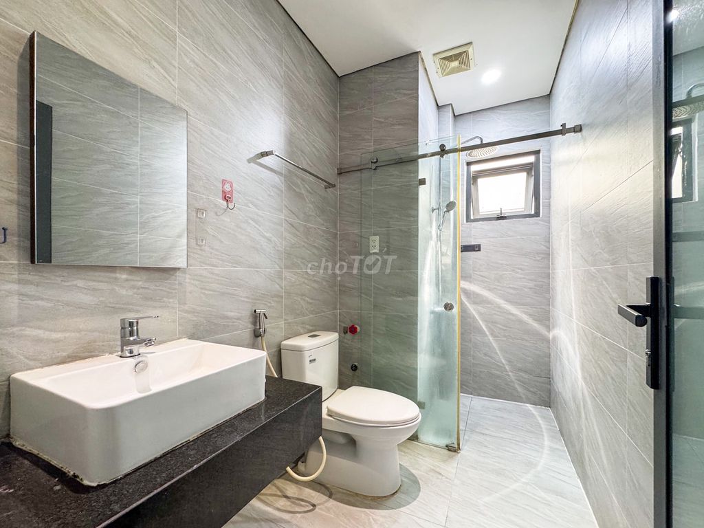 Room one full bedroom, elevator at the end of the drain.