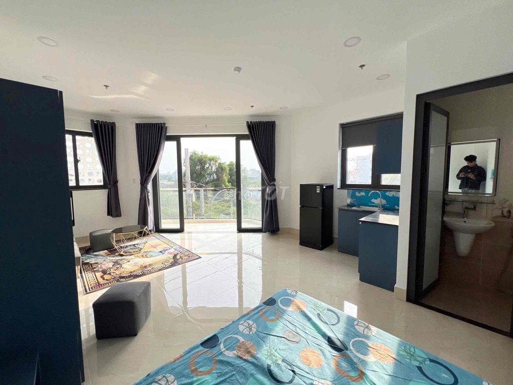 The super wide balcony studio right in front of Vườn Lài large interior