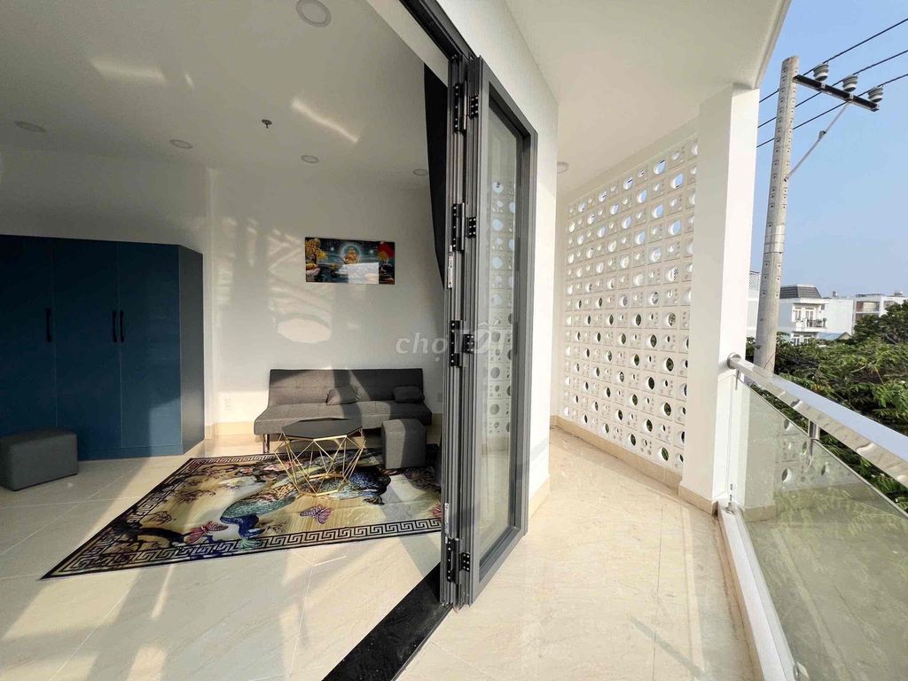 The super wide balcony studio right in front of Vườn Lài large interior